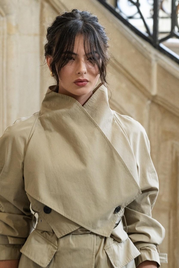 Na reviji visoke mode za pomlad/poletje 2024 modne hiše Dior se je pojavila v bež dežnem plašču, ki ga je …