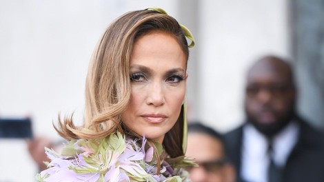Presegla samo sebe: Jennifer Lopez je Pariz očarala s kreacijo, ki je samo za prave ljubitelje mode