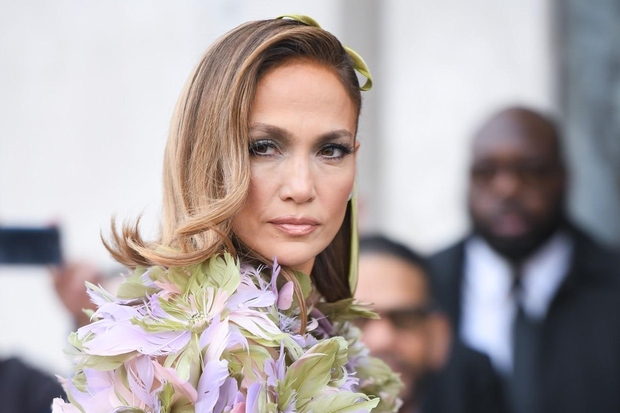 Igralka Jennifer Lopez se je tretji večer pojavila na modni reviji Elie Saab na tednu visoke mode v Parizu in …