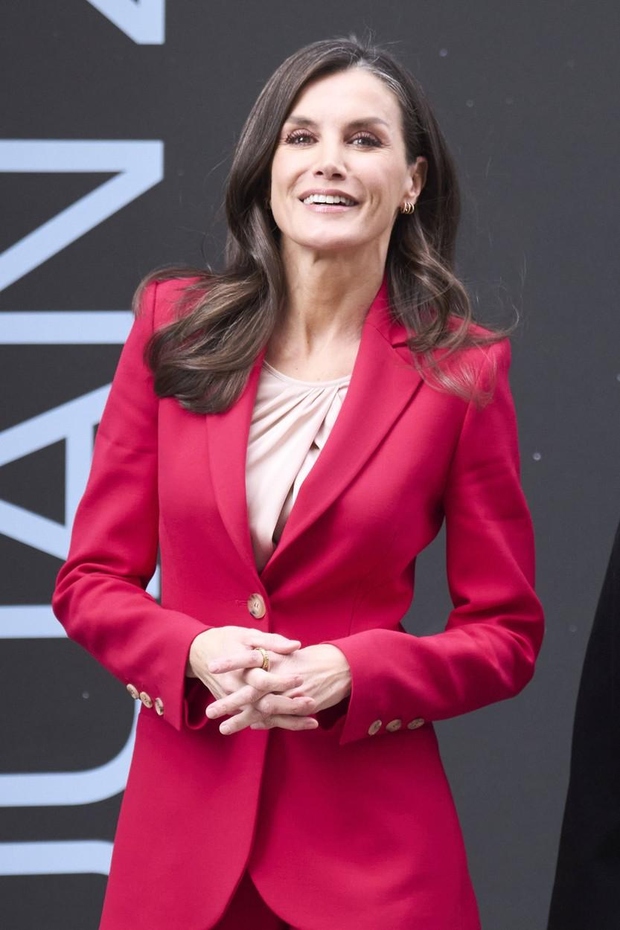 Tako kot valižanska princesa Kate Middleton tudi soproga španskega kralja Felipeja VI. zadnje čase pogosto nosi klasične in dobro krojene …