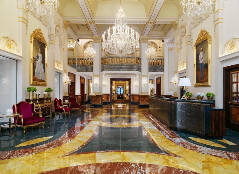 Obiskali smo najimenitnejši dunajski hotel, v katerem sta poleg kraljice Elizabete II., spala tako Walt Disney kot Michael Jackson!
