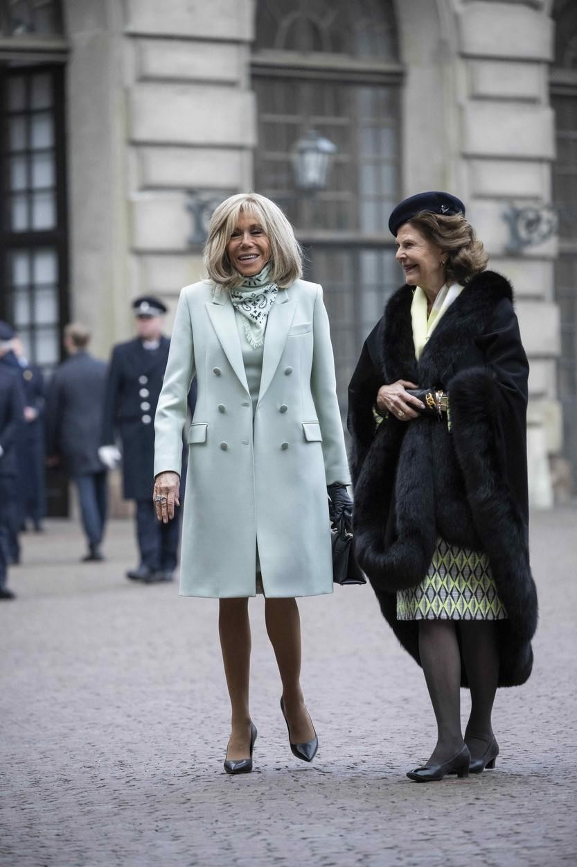 Brigitte Macron je nedvomno ena izmed ambasadork francoskega šika. Za spopadanje z zimskimi temperaturami je prva dama svoj najljubši črni …