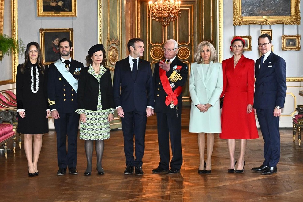 Če se je odločila za črne čevlje in mini torbico francoske znamke, si je Brigitte Macron privoščila malo norosti z …