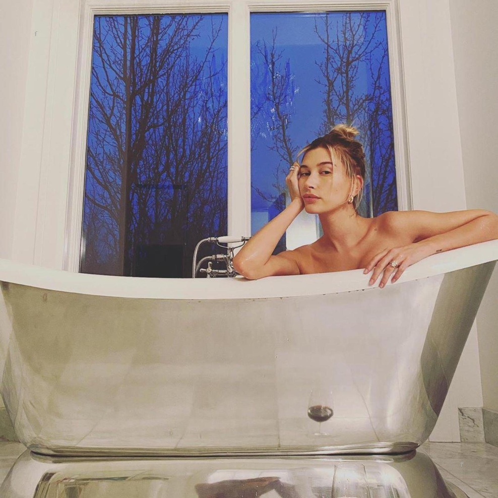 Predolgo in prepogosto prhanje lahko zmoti vaš mikrobiom in vpliva na zdravje vaše kože in las. (foto: Profimedia)