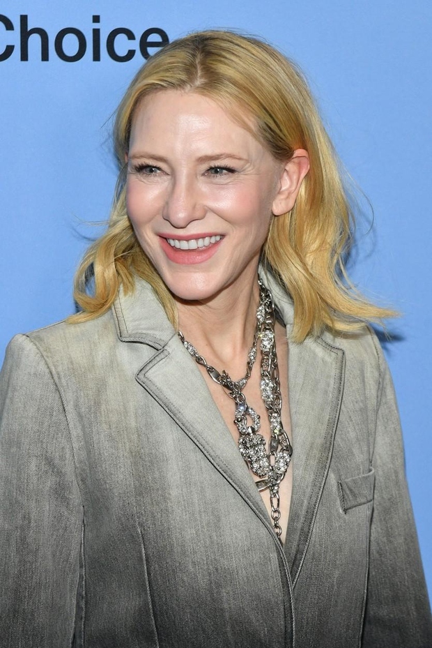 Cate Blanchett je nesporna ikona stila. Avstralska igralka je vedno videti elegantno, dobro oblečeno in ženstveno. Ne obotavlja se eksperimentirati …