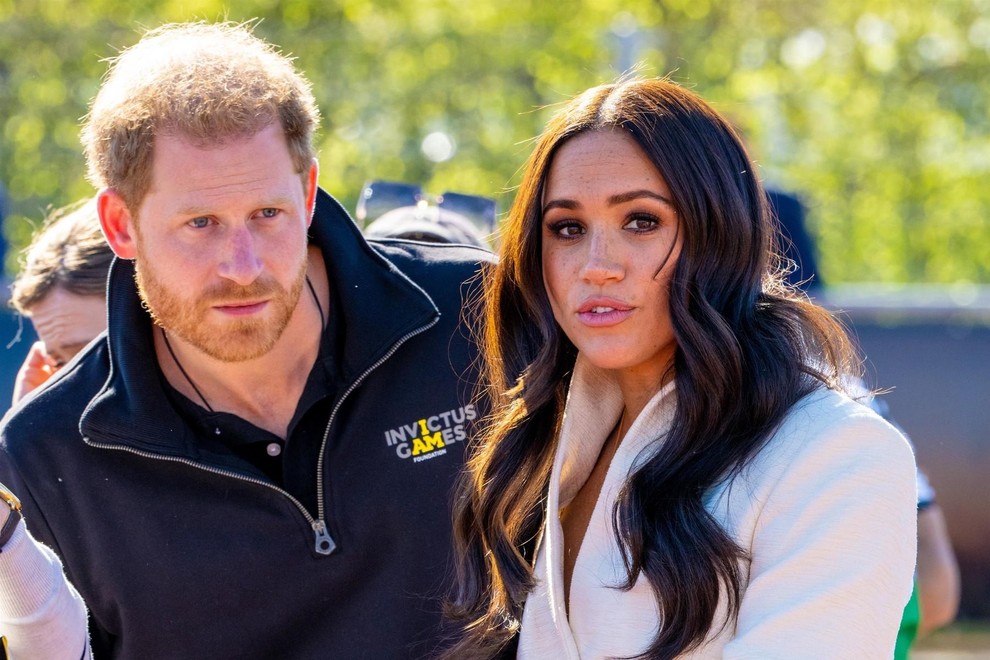 Ni jim želel dati enako kot Kate in Williamu: Komentar kralja Charlesa o Meghan Markle, ki je Harryja razjezil do srca