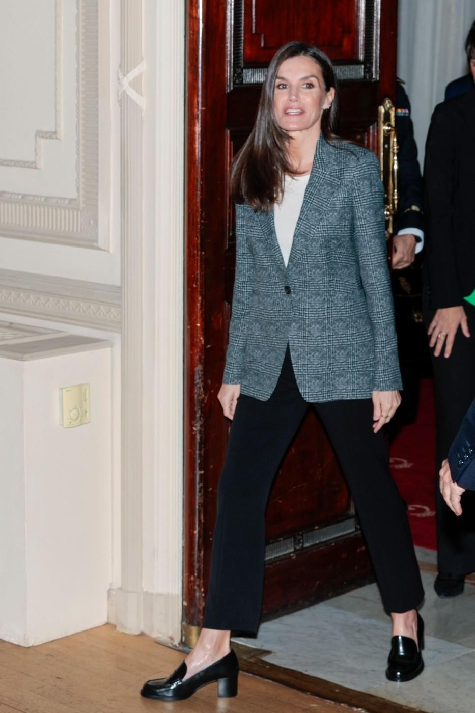 Letizia je zdaj v svojo garderobo vključila tudi modele čevljev, kakršnih je še nismo videli, na primer mokasine z ravnim …