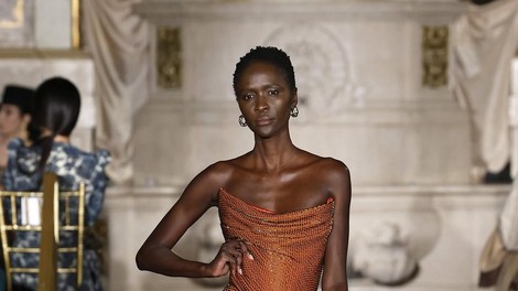 Teden mode v New Yorku predstavlja svežih 7 trendov: Od plaščev z videzom krzna do čipk in pentelj