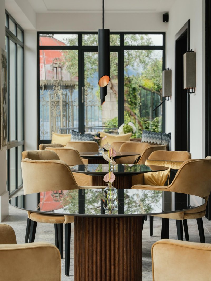 <p>V pritličju hotela lahko gurmanski navdušenci brbončice zadovoljijo v restavraciji Roteo, za katero je značilen minimalističen dizajn.</p>