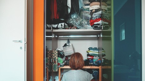 Čas je za spomladansko čiščenje omare! Kako se pravilno lotiti selekcije oblačil?