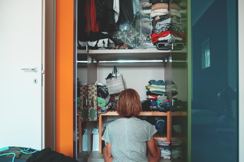 Čas je za spomladansko čiščenje omare! Kako se pravilno lotiti selekcije oblačil? (foto: Profimedia)