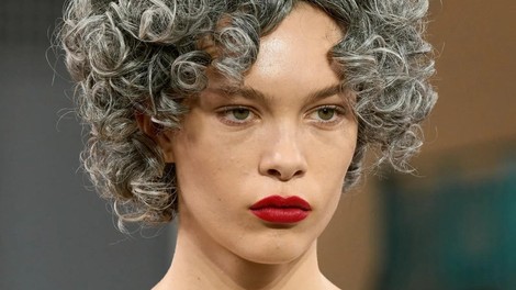 Normaliziranje naravnega procesa staranja: Gibanje sivih las je doseglo vrhunec na modni reviji JW Anderson