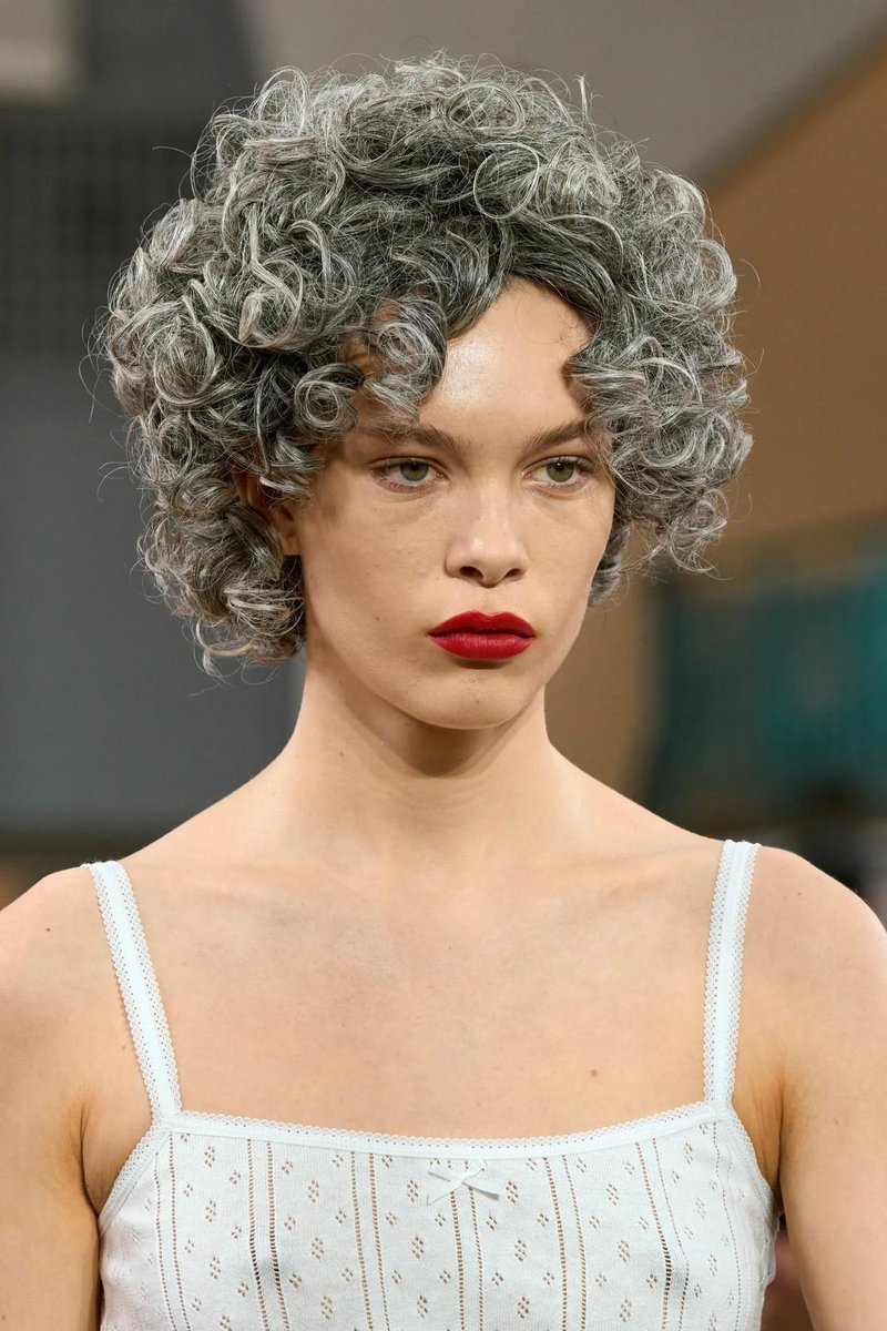 Oblikovalec je po modni stezi poslal modele s super kodrastimi sivimi lasuljami, kar so nekateri modni navdušenci na Instagramu poimenovali "babičin šik". (foto: Profimedia)