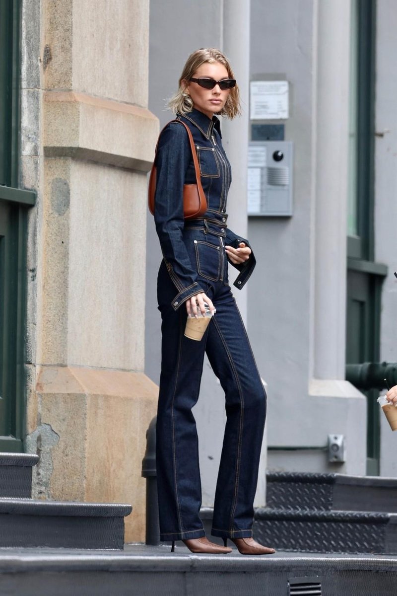 Pozabite na široke kavbojke, v modo se vrača model, ki izklesa postavo ženskam vseh starosti (foto: Profimedia)
