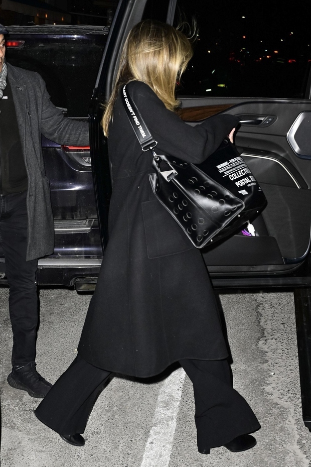 Joliejeva je mondeni element našla tudi v veliki 'oversize' črni torbi, ki stavi na športno eleganco. Odmik od klasike je …