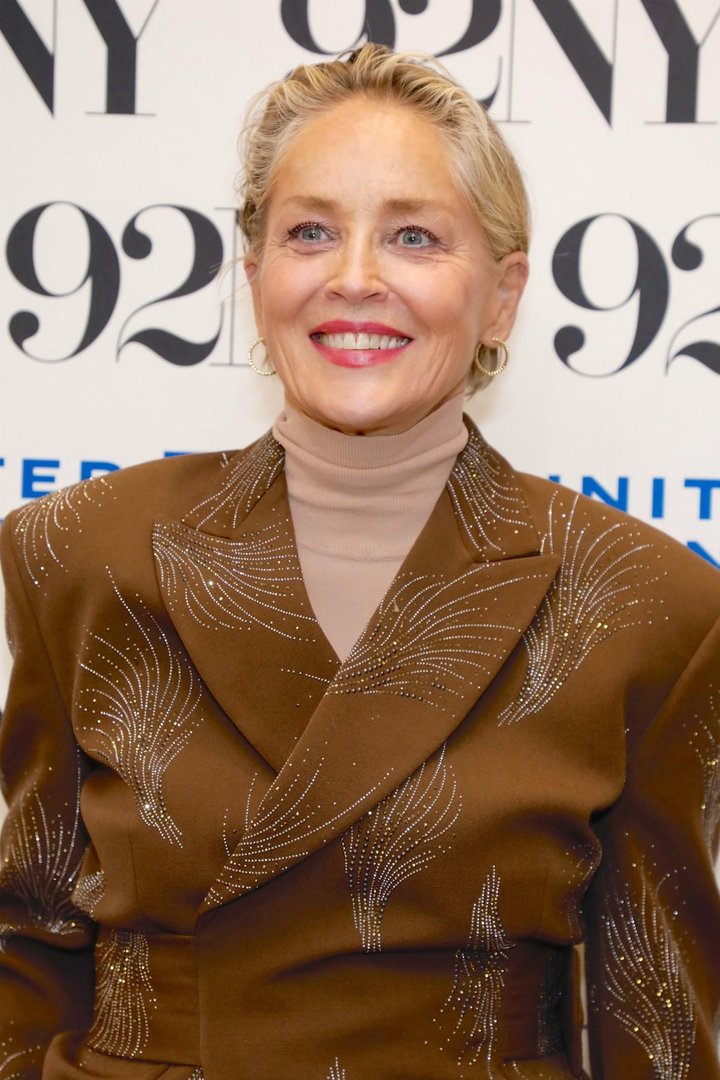 Stara je 65 let, a je še vedno rada videti mladostno: Sharon Stone si ...