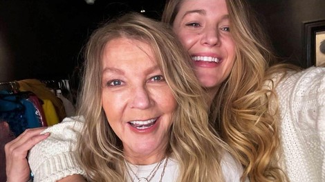 Dve ženski se fotografirata.