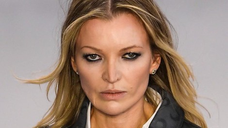 Kdo je dvojnica Kate Moss, ki je na modni pisti preslepila ves Pariz? Modni svet je šokiral nastop manekenke na pariškem tednu mode