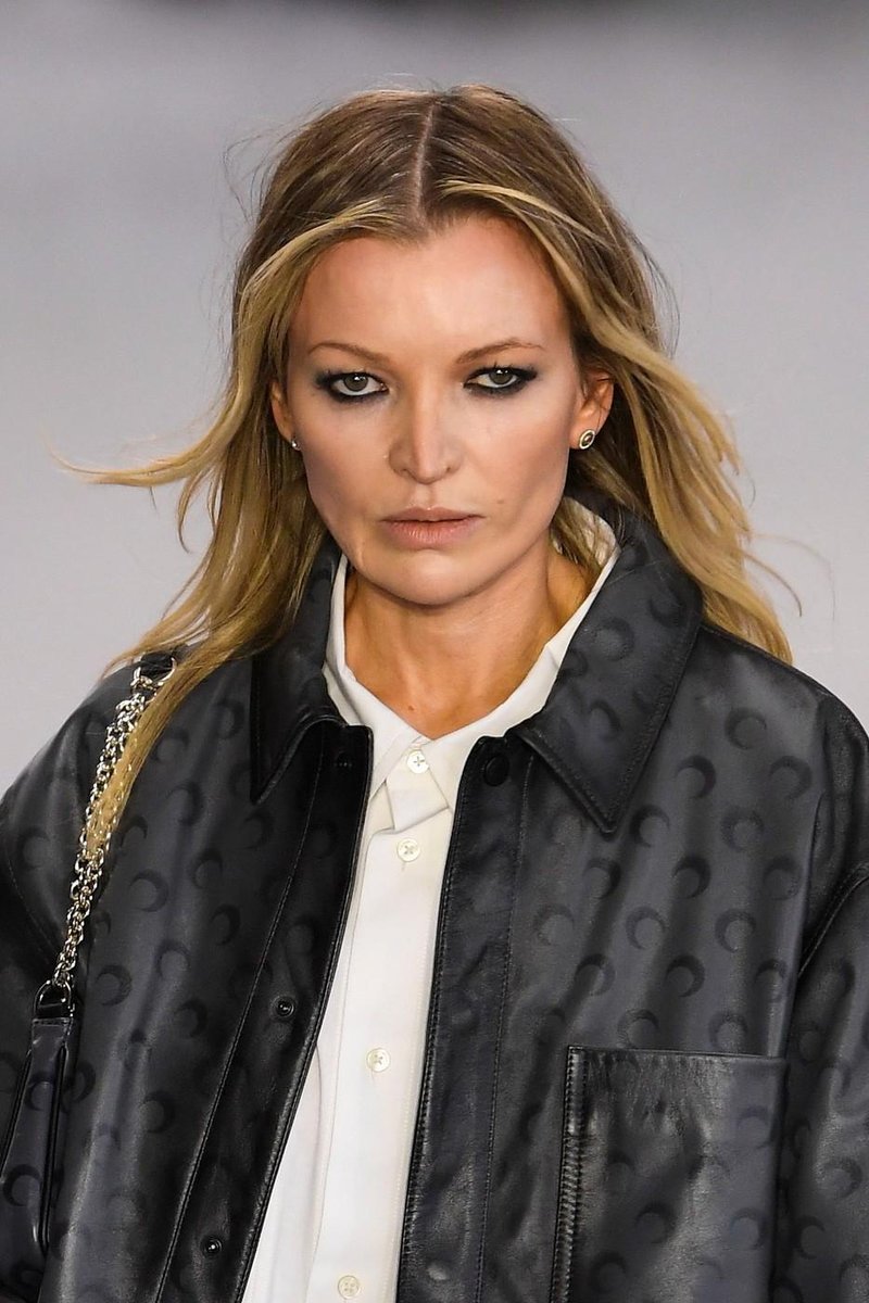 Kdo je dvojnica Kate Moss, ki je na modni pisti preslepila ves Pariz? Modni svet je šokiral nastop manekenke na pariškem tednu mode (foto: Profimedia)