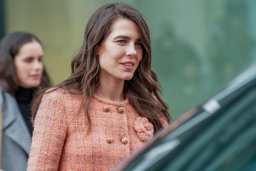 Ni treba posebej poudarjati, da je Charlotte Casiraghi na Chanelovo modno revijo prišla in s svojim videzom dala lekcijo vsem …