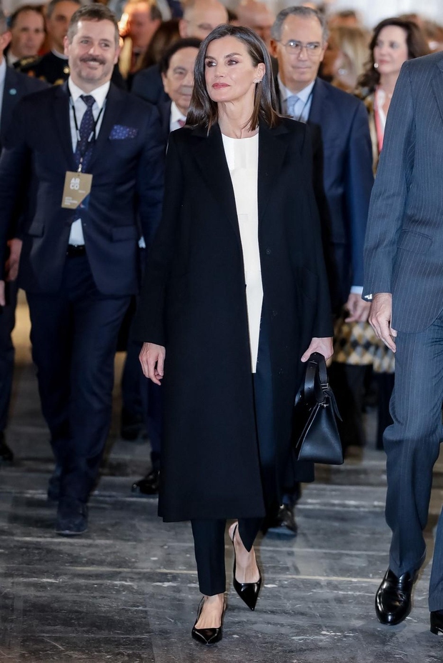 S črno-belim stajlingom, sestavljenim iz osnovne bluze v barvi ecru in črnih hlač, je kraljici Letizii uspelo ustvariti popolno obleko …