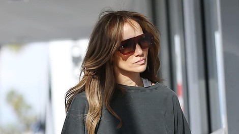 Jennifer Lopez ima popolno kombinacijo za preživljanje vikenda doma (ne glede na to, ali ste stari 20, 40 ali 60 let)