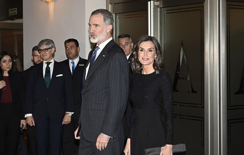 Tudi kraljica Letizia se je odločila za oblikovanje svoje nedavne pričeske s srednje dolgimi lasmi z rahlimi kodri, ki so …