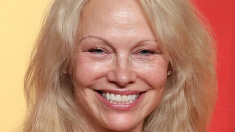 Lepotica večera: Pamela Anderson pri 56 letih na rdeči preprogi zabave po oskarjih osupnila brez ličil in v prosojni obleki z bleščicami