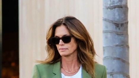 Cindy Crawford nosi kavbojke, ki v trenutku podaljšajo postavo, zožijo, najbolje pa se podajo h gležnjarjem s peto