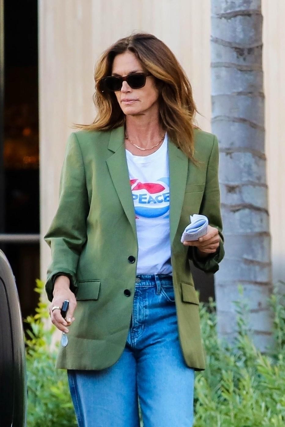 Cindy Crawford so paparaci ujeli med priložnostnim kosilom v Malibuju v klasičnem stajlingu, ki je kot nalašč za prost dan …