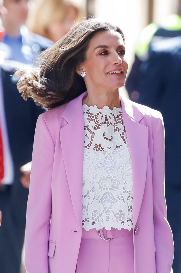Stil kraljice Letizie je eden najboljših predstavnikov španske mode. Neodvisne blagovne znamke imajo v ženi kralja Felipeja svojo najboljšo ambasadorko …