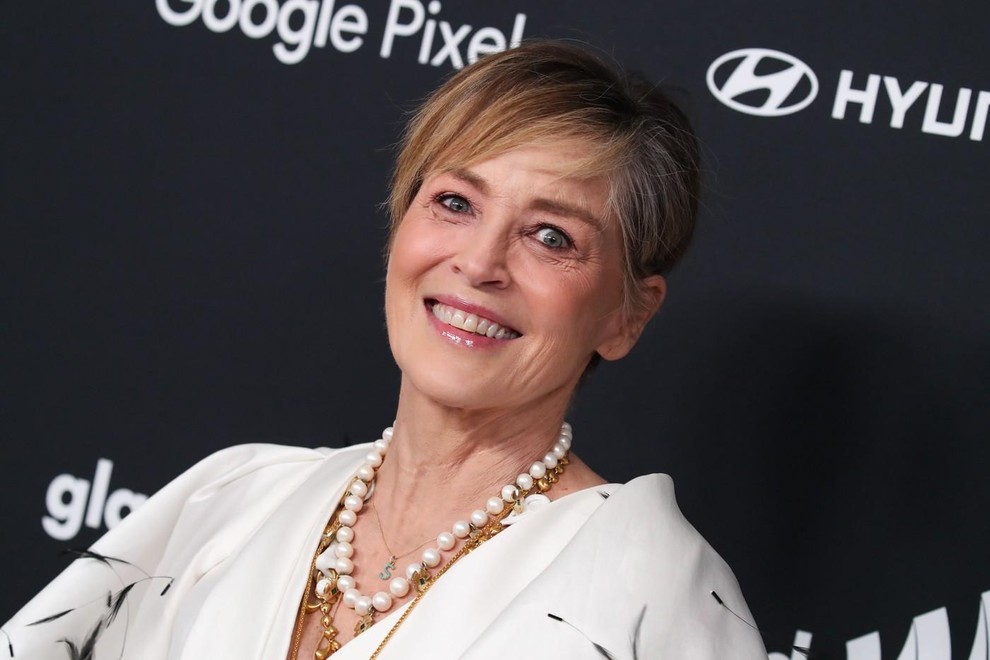 Za moderacijo filmskega dogodka je Sharon Stone izbrala svetel kostim z živalskim vzorcem iz materiala, ki se lepo sveti.