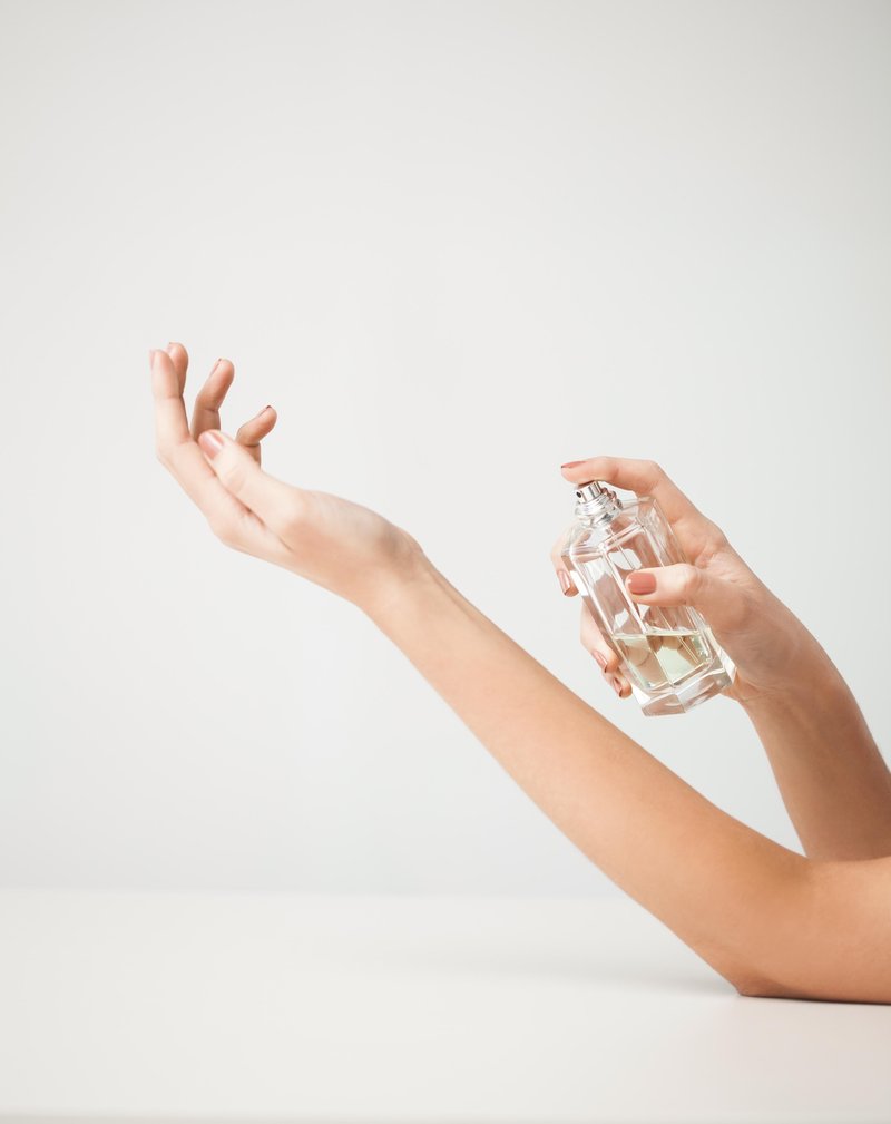 Uporabljate drage in intenzivne parfume, vendar vas nihče nikoli ne voha? To je najučinkovitejša rešitev po mnenju naše lepotne urednice! (foto: Shutterstock)