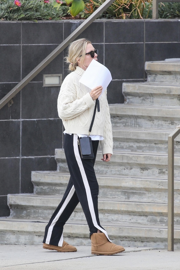 Pfeifferjeva je namreč poleg nosila ohlapne športne hlače v temno modri barvi z belo črto in par klasičnih UGG škornjev …