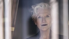 Maye Musk je pri svojih 76-ih videti čudovito in pravi, da se za to zahvaljuje posebni dieti, ki jo je uvedla, ko ni imela denarja