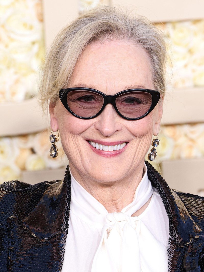 Formula Meryl Streep za večno mladosten videz na rdeči preprogi: Z elegantno belino in značilnimi dioptrijskimi očali zasenčila igralske kolegice
