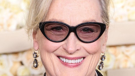 Meryl Streep dolgo cvetlično obleko, ki deli mnenja, na gala prireditvi nosila z  dioptrijskimi očali in tako storila nevideno v Hollywoodu!