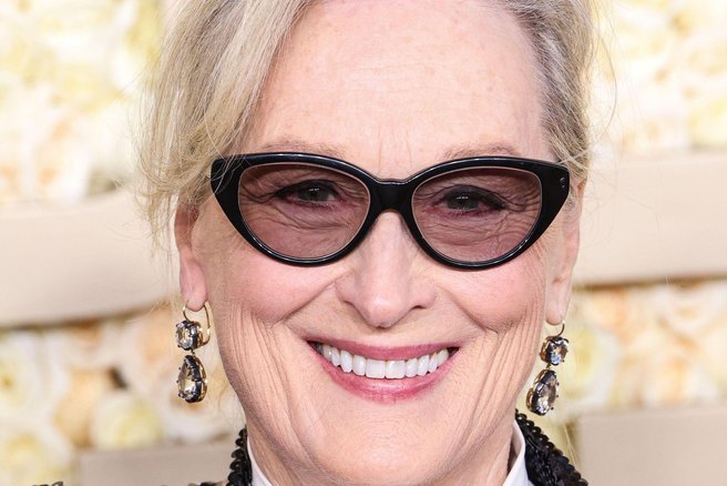 Meryl Streep dolgo cvetlično obleko, ki deli mnenja, na gala prireditvi nosila z  dioptrijskimi očali in tako storila nevideno v Hollywoodu!