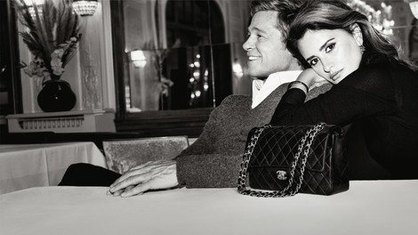 Ob boku Penelope Cruz in Brada Pitta v novem Chanelovem filmu: Legendarna torbica Chanel v novi vlogi