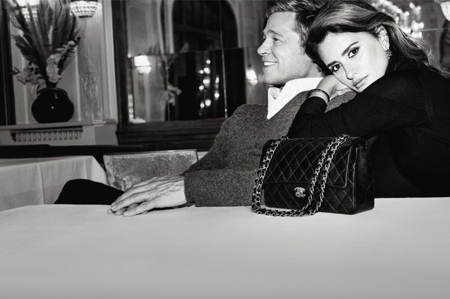 Ob boku Penelope Cruz in Brada Pitta v novem Chanelovem filmu: Legendarna torbica Chanel v novi vlogi