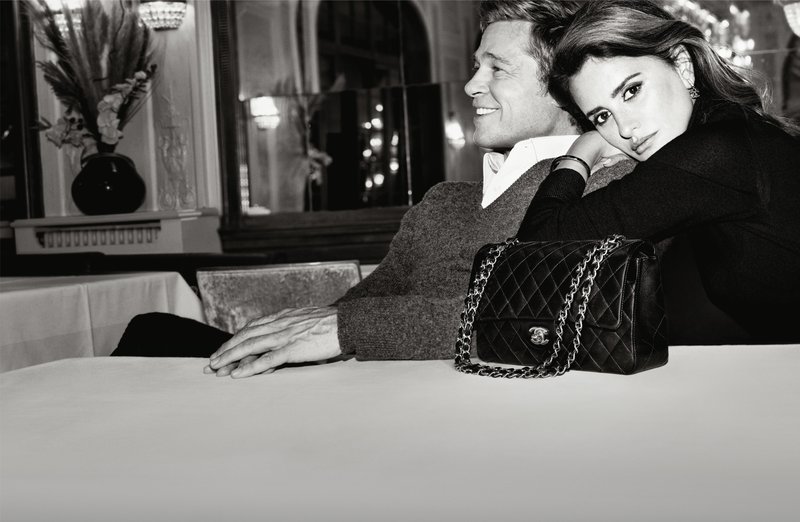Ob boku Penelope Cruz in Brada Pitta v novem Chanelovem filmu: Legendarna torbica Chanel v novi vlogi (foto: promocijsko gradivo)