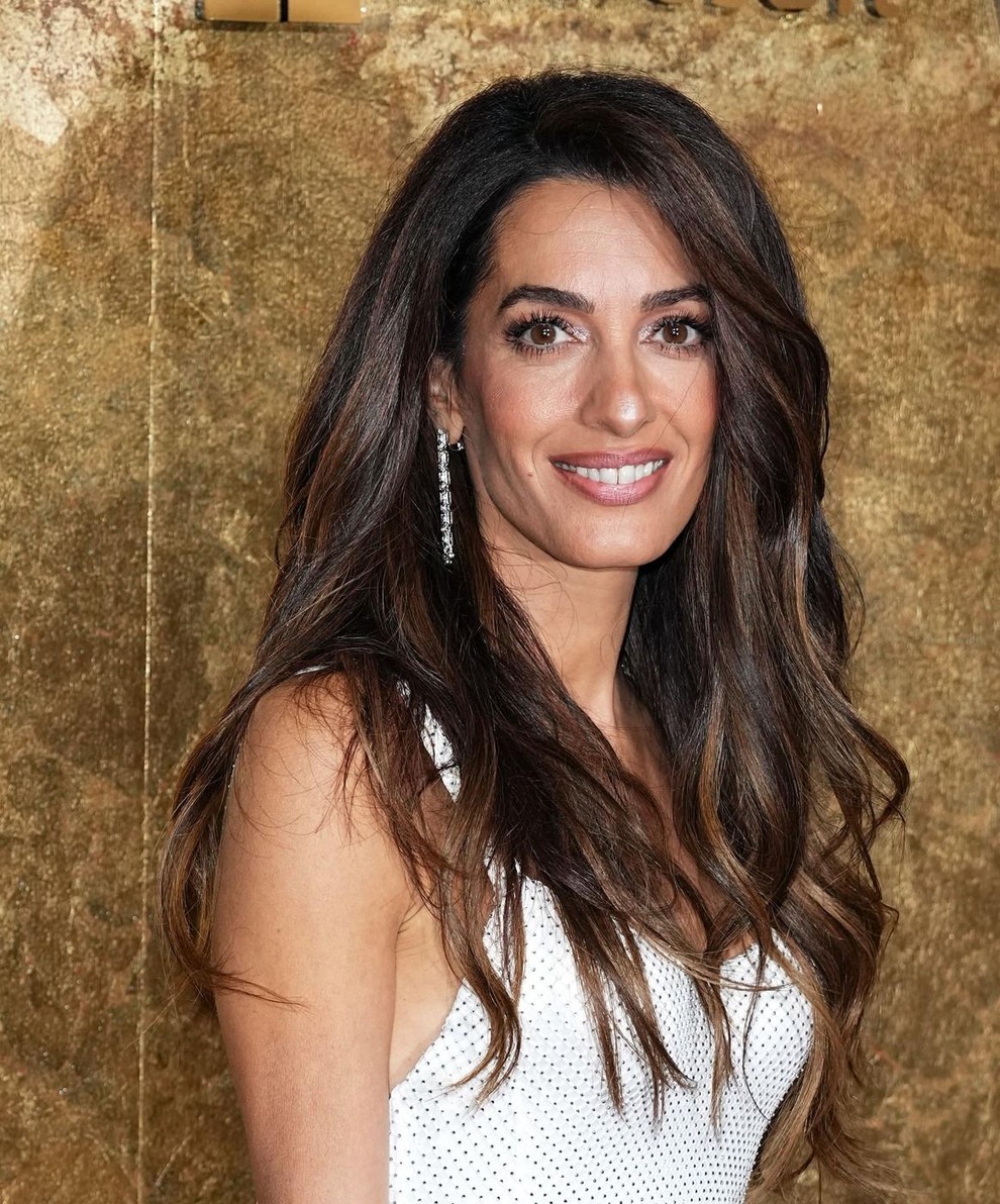 Po tem, ko se je Amal Clooney pridružila možu Georgeu Clooneyju na rdeči preprogi beneškega filmskega festivala za premiero njegovega …