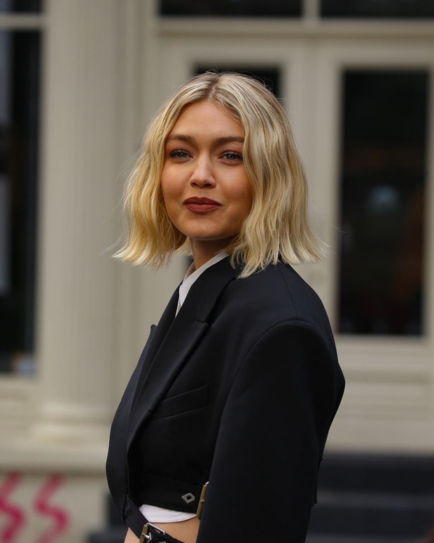 Videz, ki ga je treba razvozlati: model Gigi Hadid je zapusti internetno pajkice in sandale Arizona Love iz recikliranih plastenk. …