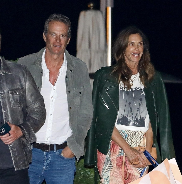 Crawfordova in njen mož Rande Gerber sta se pridružila prijateljem na večerji v Malibuju, supermodel pa je bila oblečena v …