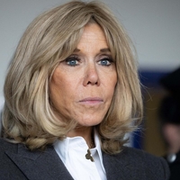 Brigitte Macron je namesto elegantnih čevljev obula gležnarje in kar naenkrat nosi našo najljubšo kombinacijo za v pisarno