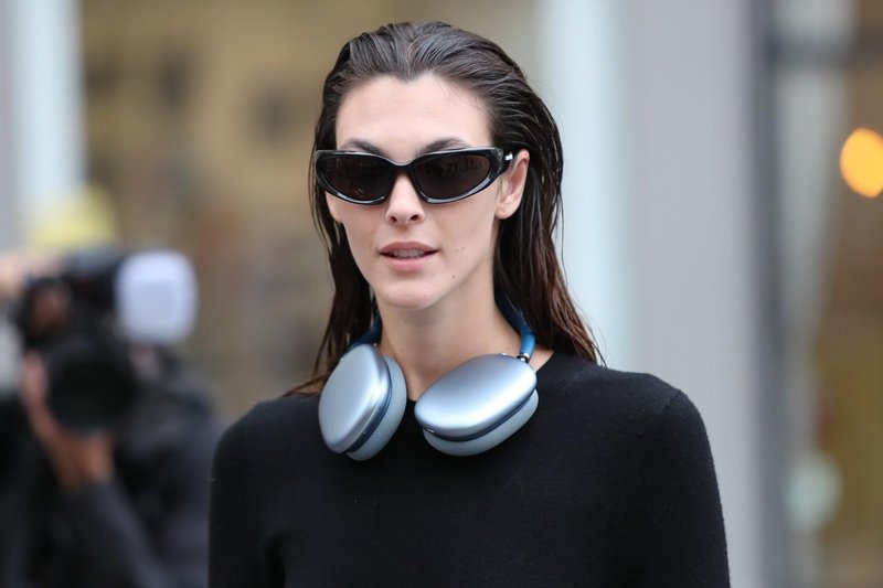 Kaj sporočate okolici, če nosite velike slušalke?
