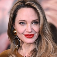 Glamurozen videz v odtenkih zlata, a vsi so gledali njeno hčer: Angelina Jolie pravi, da je podobna njeni mami, vsi pa komentirajo enako