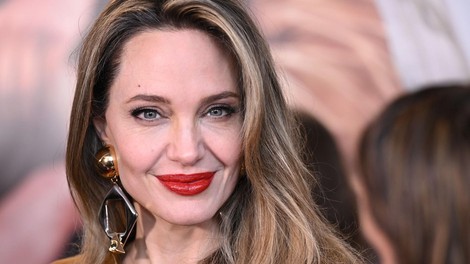 Glamurozen videz v odtenkih zlata, a vsi so gledali njeno hčer: Angelina Jolie pravi, da je podobna njeni mami, vsi pa komentirajo enako