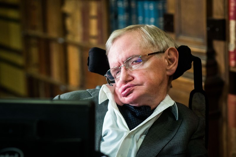 4 zaskrbljujoče napovedi Stephena Hawkinga, ki se že uresničujejo
