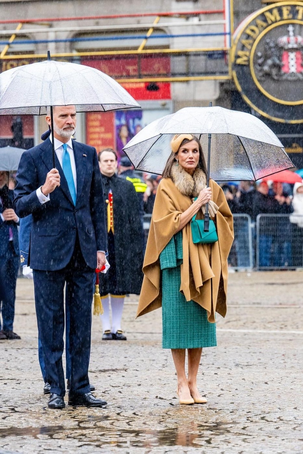 Ena podrobnost spremenila popolnost v neuspeh: Španska kraljica prisiljena nositi nekaj, kar ji ni všeč, rezultat pa ni odličen